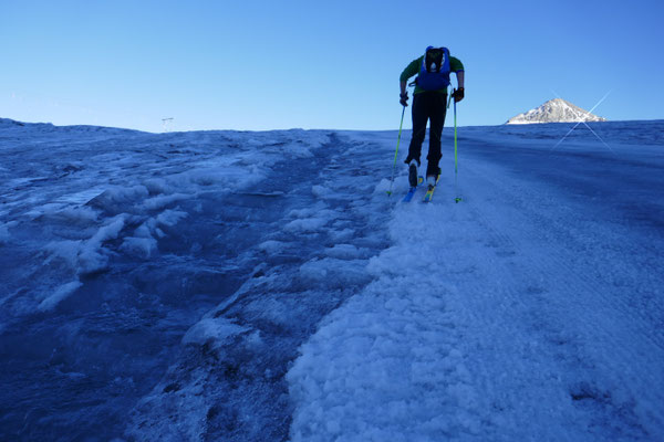 Noch am Abend laufen Bäche über den täglich schmelzenden Gletscher (Schrecklich)