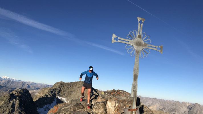 am Gipfel des Muntpitschen, im Hintergrund der Piz Sesvenna