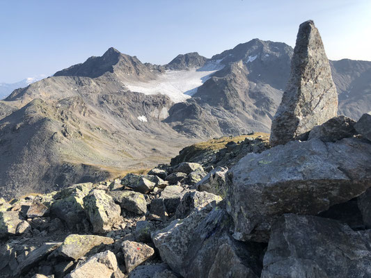 Der Muntpitschen hier im Bild ganz links vom Piz Rims aus gesehen