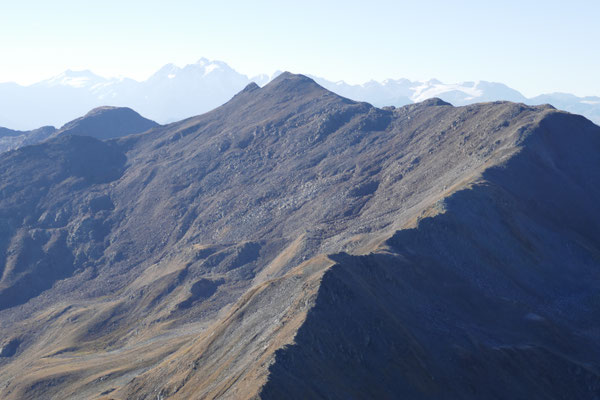 Weiter über den meistens am Grat entlang angelegten Trail