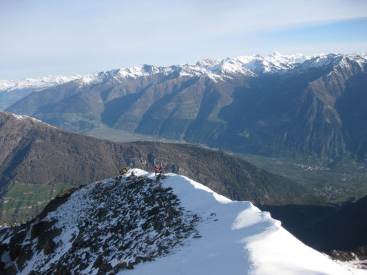 Ein Blick in den Vinschgau, über den Grat liesen wir die Skier frisch geschultert