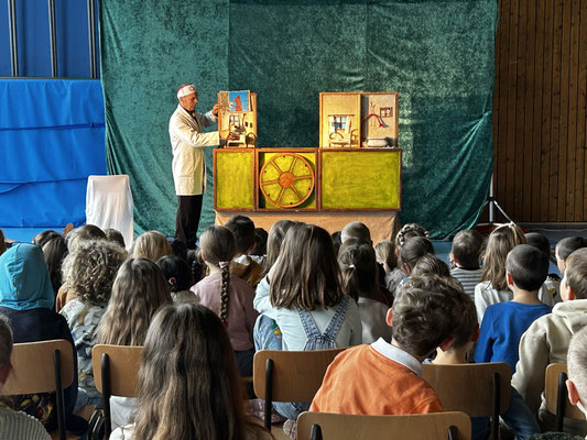 Die Schillerkinder schauen gebannt zu.