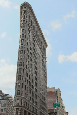 Mon immeuble New-Yorkais préféré, NYC, NY, USA. Canon EOS 80D, EF-S24mm f2.8STM, f/4, 1/500 s, 100 ISO
