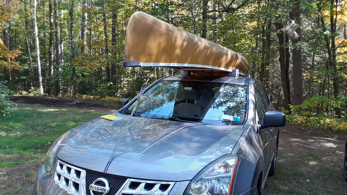 Voiture harnachée avec le kayak. Crédit Photo @Laëtitia