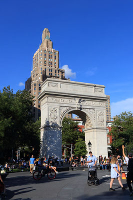 Washington Square, NYC, NY, USA. Canon EOS 80D, EF-S24mm f2.8STM, f/11, 1/250 s, 160 ISO