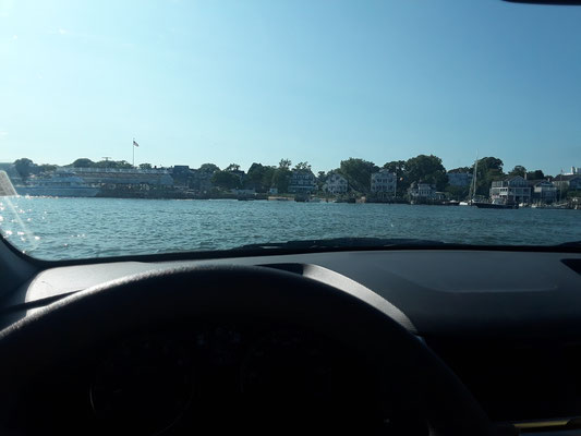 Quand on vous dit que c'est un tuot petit ferry! comme une impression de conduire sur l'eau...