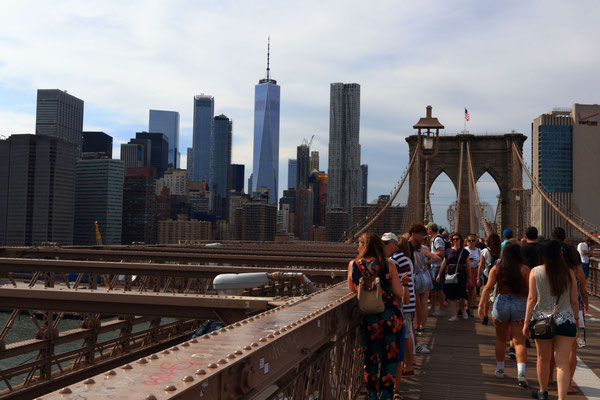 Vue sur Manhattan depuis le Brooklyn Bridge, NYC, NY, USA. Canon EOS 80D, EF-S24mm f2.8STM, f/11, 1/250 s, 250 ISO