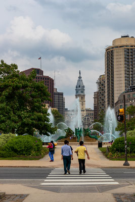 LOVE Plaza et vue sur le city Hall