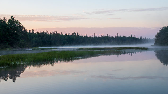 Lever du soleil sur la rivière Saint-Régis. Crédit photo @Laëtitia