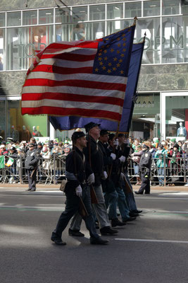 C'est parti pour la parade. NYC, NY, USA. Canon EOS 80D, EF-S24mm f2.8STM, f/2,8, 1/640 s, 125 ISO