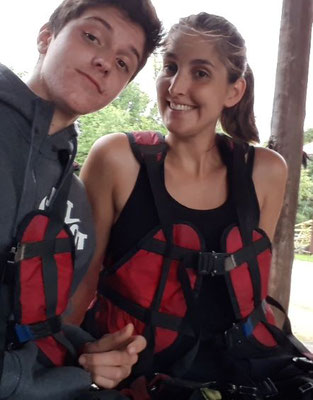 Nous voilà équipés pour la tyrolienne. Ca ne rigole pas, le baudrier recouvre tout le corps. Adirondack Eagle Flyer, Zipline, Peebles Island, NY, USA. 