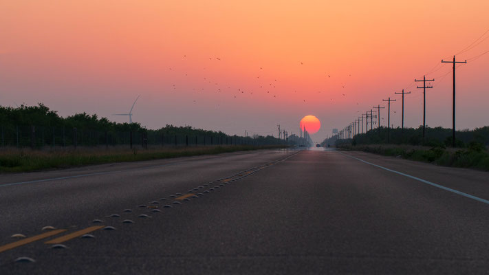 Coucher du soleil sur une route texane