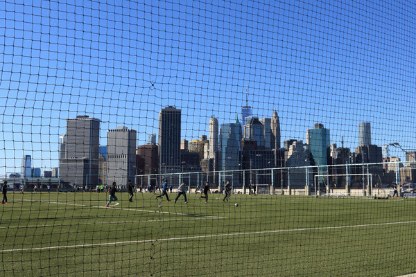 Vue sur la city depuis Brooklyn Bridge Park Pier, NYC, NY, USA. Canon EOS 80D, EF-S24mm f2.8STM, f/8, 1/250 s, 100 ISO