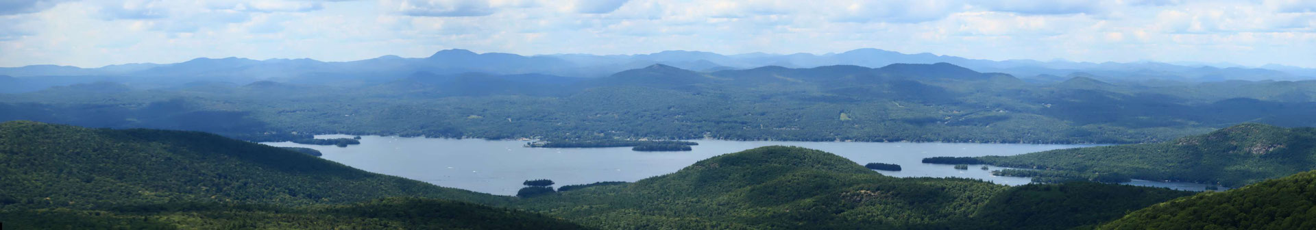 Vue sur le lac George et les Adirondacks. Sleeping Beauty, NY, USA. Canon EOS 80D, EF 70-300mm f/4-5.6 IS II USM à 70mm, f/22, 1/60 s, 800 ISO