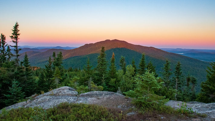 Vue au sommet de Baldface Mountain au lever du soleil. Crédit photo @Laëtitia