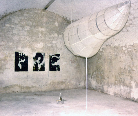 Gegenwartzustand (Installation in Civitella d´Agliano / Ratte, Schlauch, Hängeobjekt, Atemgeräusche, 3 Mischtechniken auf Karton)