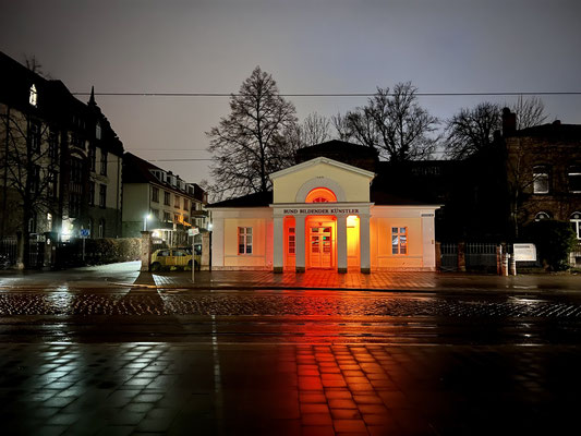 revue 2021 with robert, kunsthaus bbk at night. light|photo: kw