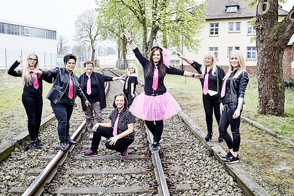 Junggesellinnen Fotoshooting auf Gleisen in Osnabrück