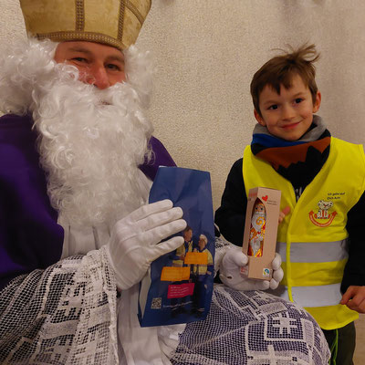 Schulkind Sebastian freut sich über die Geschenke des Heiligen Nikolaus. © Peter Mering