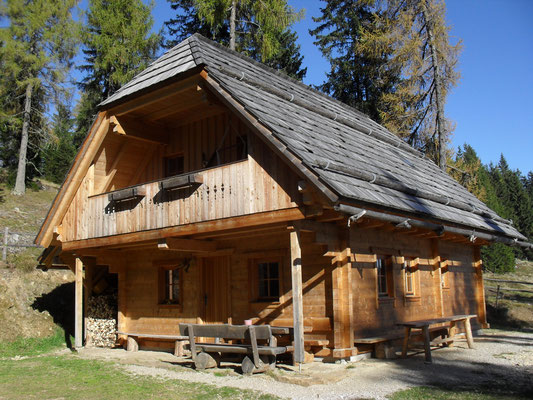Wurzelhütte im Herbst