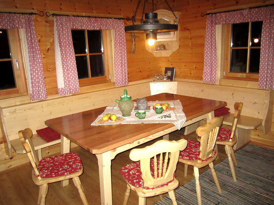 Wohnküche mit großem Esstisch