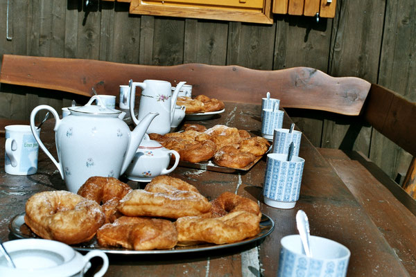 Kaffeezeit mit Krapfen auf der Großhinterbergerhütte