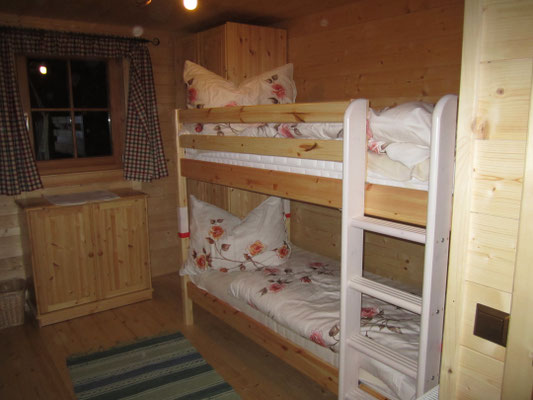 4-Bett Zimmer mit Stockbett und 2 Einzelbetten