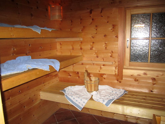 Zirbenholzsauna in der Wurzelhütte