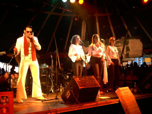 Als Backgroundsängerin - Elvis Showband - Tollwood in München