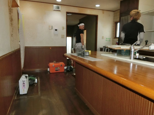 キッチンダイニング解体中