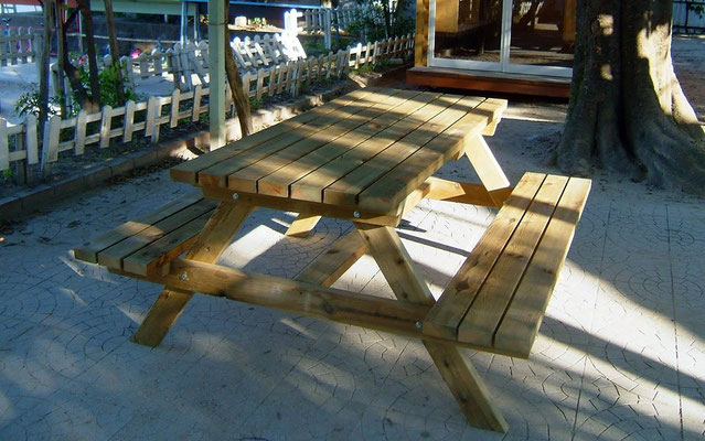 木製テーブル・ベンチ