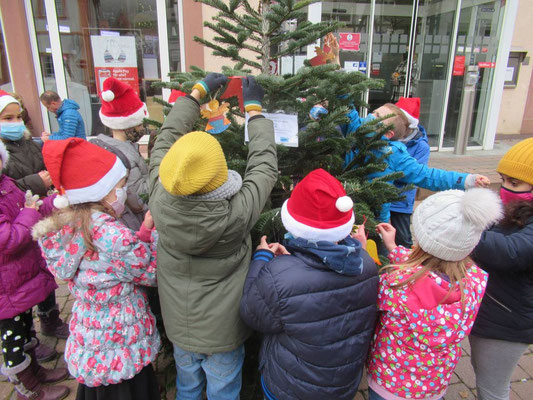 Die Schulklassen schmücken eigenen ihren Baum