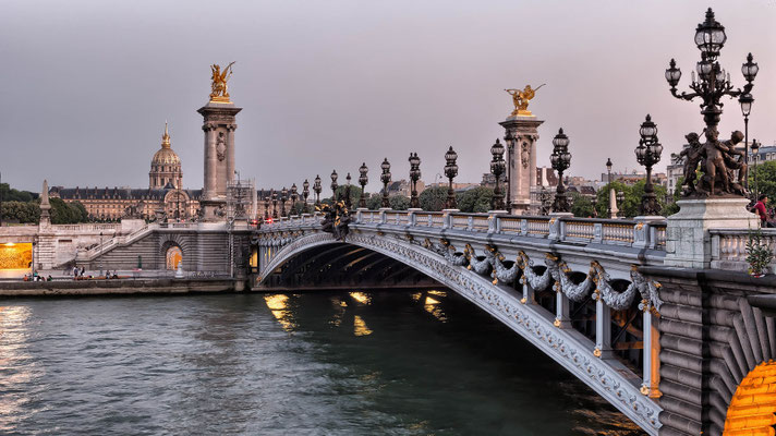 architecture et histoire des Invalides depuis Pont Alexandre III Paris Seine