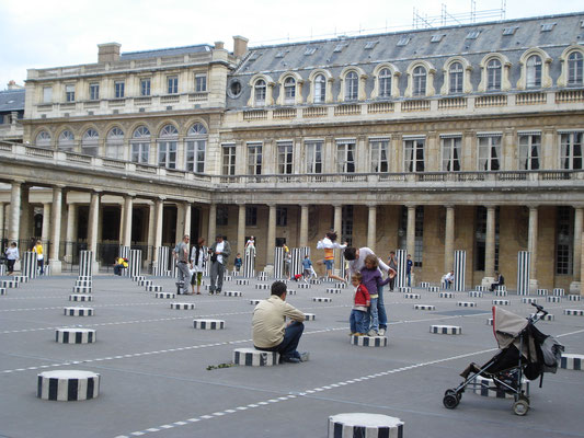 Visite guidée Paris en famille jeu Palais Royal Colonnes de Buren