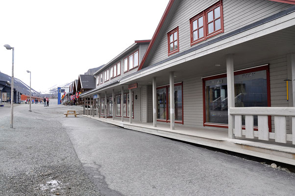 Bars and souvenir shops. Spitzbergen teritory belongs to Norway