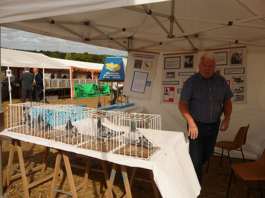 Joseph au stand des Pigeons voyageurs