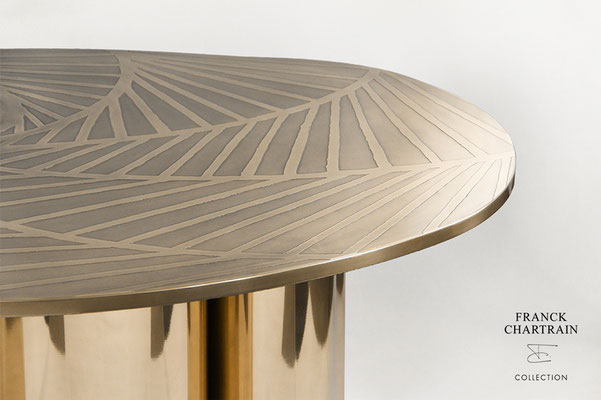 TABLE BASSE TOURBILLON Plateau bronze texturé, agate et pieds drapé
