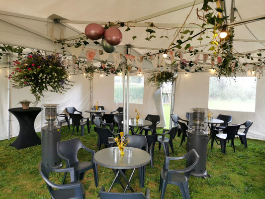 Ook binnen is de tent mooi versierd