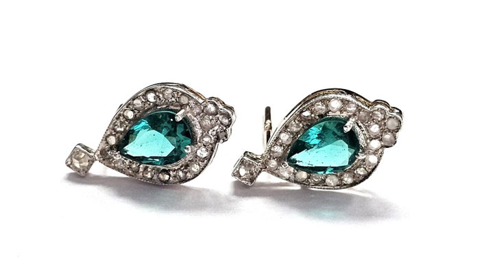 Ein Paar weißgoldene Ohrgehänge mit schönen grünen Smaragden als Mittelsteine, 2. Hälfte 20. Jahrhundert