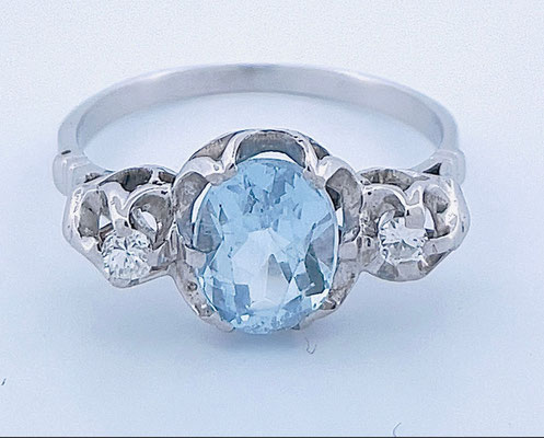 Weißgoldener Diamantring mit intensivblauem Aquamarin als Mittelstein, 2. Hälfte 20. Jahrhundert