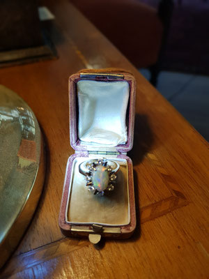 Wertvoller weißgoldener Ring mit Edelopal und Brillanten 20. Jhdt 