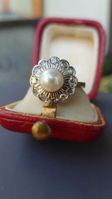 Weißgoldring mit großer Akoyakulturperle und Brillanten