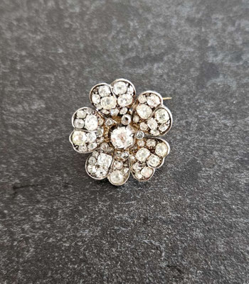 Gelbgoldene Diamantbrosche, kann auch als Anhänger getragen werden, Spätbiedermeier (um 1860)