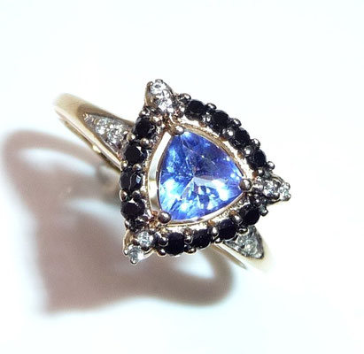 Weißgoldener Diamantring mit blauem Tansanit in Trillion-Schliff und schwarzen Brillanten, 2. Hälfte 20. Jahrhundert