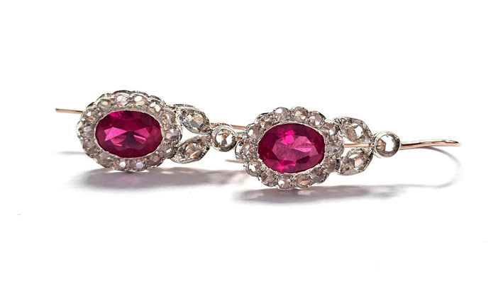 Goldene Ohrstecker mit farblose Diamanten und roten Rubinen, England 1. Hälfte 20. Jahrhundert