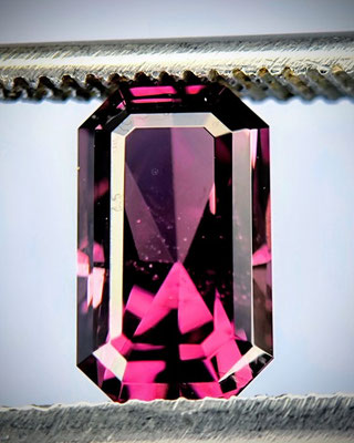 Pink-roter Spinell (hochgesättigte Farbe), 1,84 ct in eleganter Baguetteform, für Damen- oder Herrenring sehr gut geeignet. Mit Zertifikat