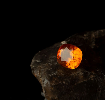 Sehr schöner gelber Saphir, höchste Reinheit, im Brilliantschliff für Ring oder Anhänger