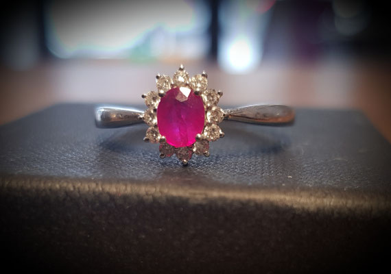 Zarter weißgoldener himbeerfrabenem Rubinring als Mittelstein und Brillanten 