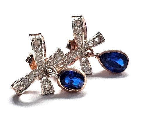 Goldene Ohrstecker mit farblose Diamanten und blauen Saphiren, England 1. Hälfte 20. Jahrhundert