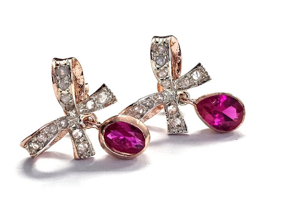 Goldene Ohrstecker mit farblose Diamanten und Rubinen, England 1. Hälfte 20. Jahrhundert